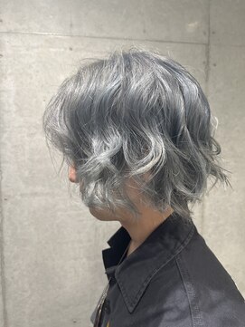 リュネッツ(lunettes) パーマ風シルバーミディアムツーブロスタイル