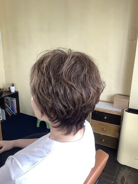 ワラティク(WARATI C) 白髪ぼかしとクセを活かしたショートヘア