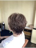 白髪ぼかしとクセを活かしたショートヘア
