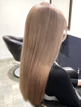 イリ 梅田(ili) ハイライトカラーミルクティーベージュレイヤーカット