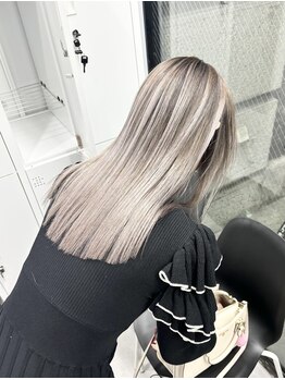 シンカ(thinka)の写真/“ハイトーンでも、上品に柔らかく”を目指してこだわりの塗布方法でこれまでにない仕上がりを実現！