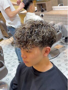 グルーマーズトウキョウ(GROOMER/S TOKYO) スペインカール　ハイライト　海外ヘア　フェード　メンズパーマ