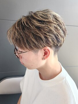 ニアウ 伊勢崎連取店(Niau) 刈り上げセンターパートメッシュハイライトショート