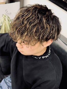 オオスミ(Osumi)の写真/トレンドパーマスタイルは《Osumi》にお任せ☆[ツイスト/ツイストスパイラル/毛流れパーマ/波巻きパーマ]