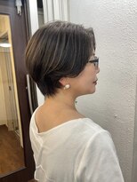 クオート(quoit)&nbsp;白髪ぼかし×ハイライトで叶える、立体感ショートボブ