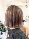 白髪ぼかしはハイライトカラーで大人の外ハネショートボブ