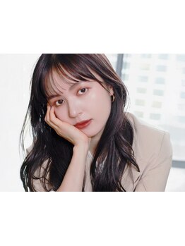 クセを見極めながら髪質改善や縮毛矯正を程よく加減し、洗練された上品ヘアに♪[白髪染め/レイヤーカット]