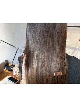 白髪を自然に艶やかに魅せる大人向けカラー。艶感と質感を高める薬剤で上品な印象へ。