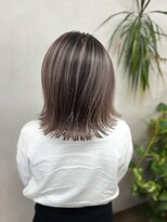 アムドット(Amu.)&nbsp;バレイヤージュケアブリーチダブルカラー切りっぱなしボブ外ハネ