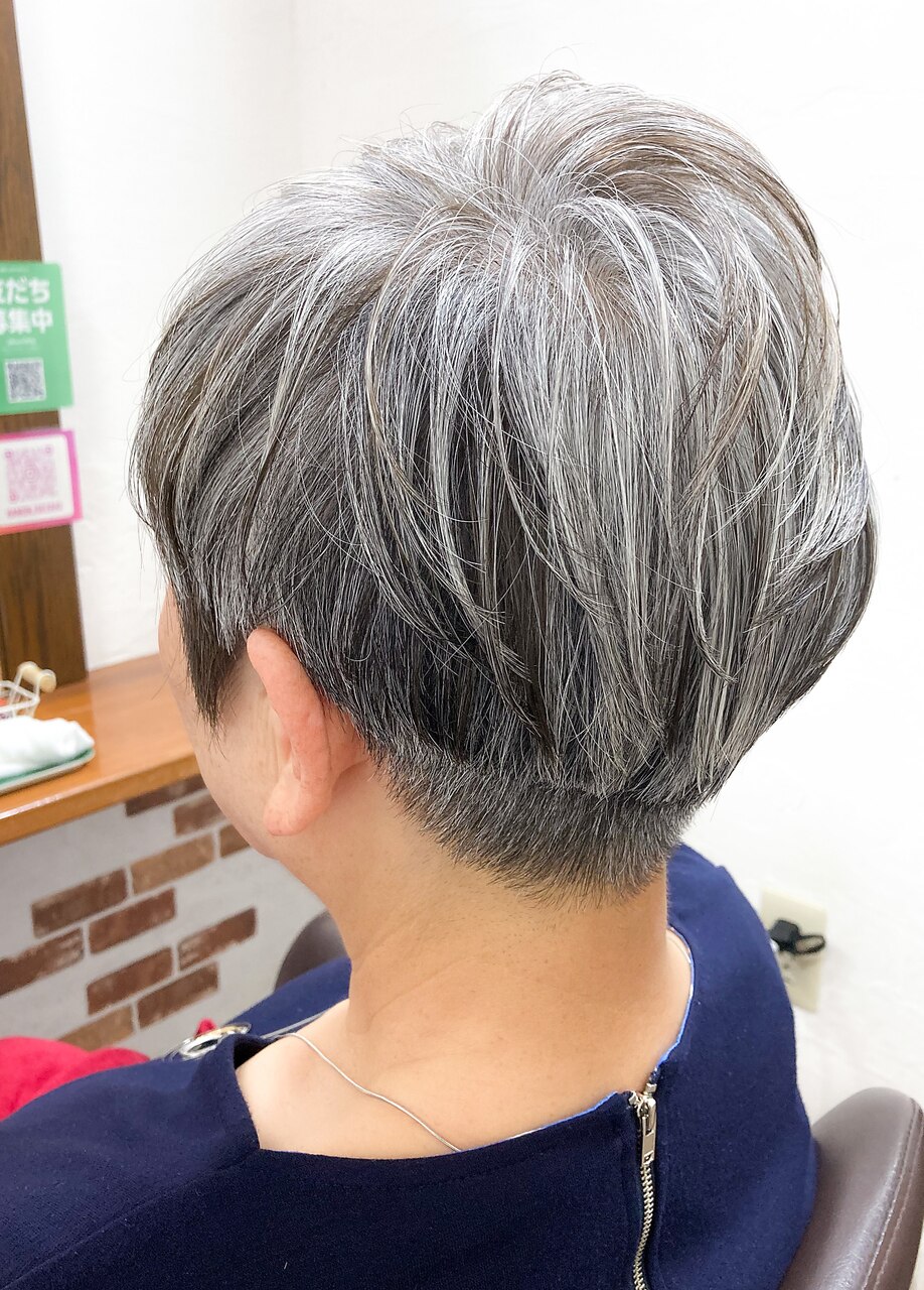 アシメなショートのグレイヘアスタイル：L173619880｜美容室 カノン