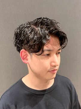 ビーダンディー(Bee dandy) ビジカジ カーリーパーマ センターパート ツーブロックショート