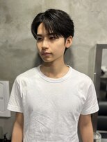 クロム(CHROM)&nbsp;黒髪センターパート×フェザーパーマ