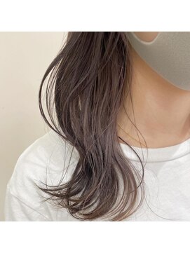 エン(en.) チラッと見えるイヤリングカラーグレージュ