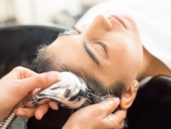 レヴィア(REVIA)の写真/【New Open】フルフラットのシャンプー台と落ち着けるゆったりした空間で、癒しの時間をお過ごしください♪