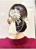 ヘアセットお呼ばれヘア成人式シニヨンまとめ髪カチモリ金箔