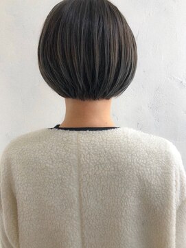 リベッタ(Ribetta) 透明感たっぷりのグレージュカラーにコンパクトボブ