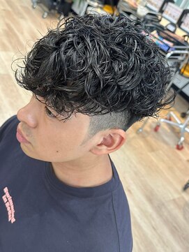 ウェイビーエフティフィフス 横浜西口(WAVEY ft.fifth) スペインカールラルフカールフェードカットメンズ外国人風パーマ