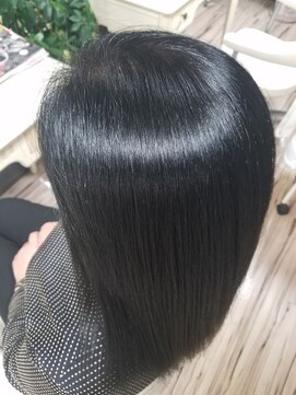 美容室 マーラ ザクロの白髪染め【輝髪（きらがみ）ザクロペインター】