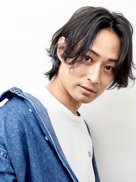 ショット 高槻(SHOT) ミディアム×センターパートで男の色気をさりげなく演出