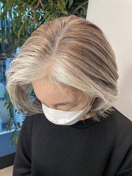 ステア ケース(stair case) 地毛を活かしたまま濃淡で楽しむ　白髪活かし　50代60代70代