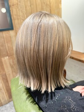 ムーン(moon) #グレージュカラー #シルキーベージュ #斜めバング