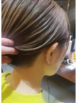 フルショウ 梅田(FURUSHO) 耳だしショートマッシュ刈り上げボブスモーキーブラウン