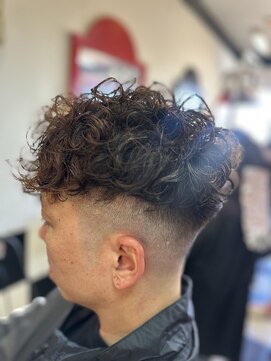 ロック フィールド 「色気と男らしさの最強コンボ。スキンフェード×スペインカール