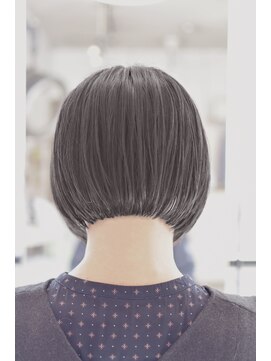 ルピナス(Lupinus) 丸みのあるシルエットが美しい、大人のためのコンパクトボブ