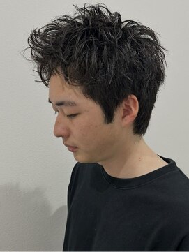 ヒュイル バイ ニアウ(Hwyl by Niau) MEN’S HAIRセンターパートスパイラルパーマニュアンスパーマ