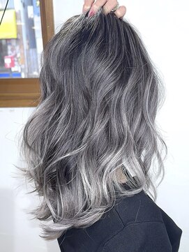 ブレイズヘアー(BLAZEhair) 【大人スタイル】ホワイトシルバーバレイヤージュ×ブリーチ3回