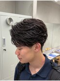 大人の抜け感を演出する、今トレンドのフェザーパーマ