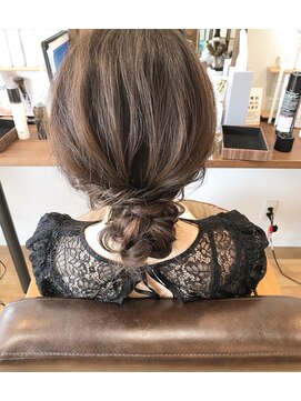 ヘアーデザイン シーベル(HAIR DESIGN SEA BELLE) 下目に作る編み込みアレンジスタイル