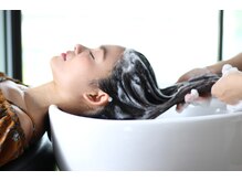 至福の本格ヘッドスパ【ディプロマ認定】を受けたスタイリストが施術☆マイクロバブル付き [新宿駅]