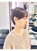 大人マッシュショート　ピンクベージュシアカラーショートヘア