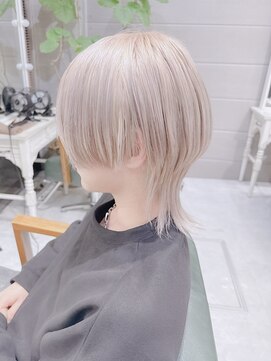 デイズ(days) 中性ウルフカットに決まるミルクティー系ハイトーン