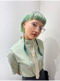 エッジの効いたオシャレカットとグリーンカラーが可愛い！