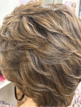 ビューティーサロンじゅん セミロングヘアー
