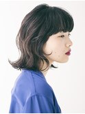 厚めバングのミディアムウルフ