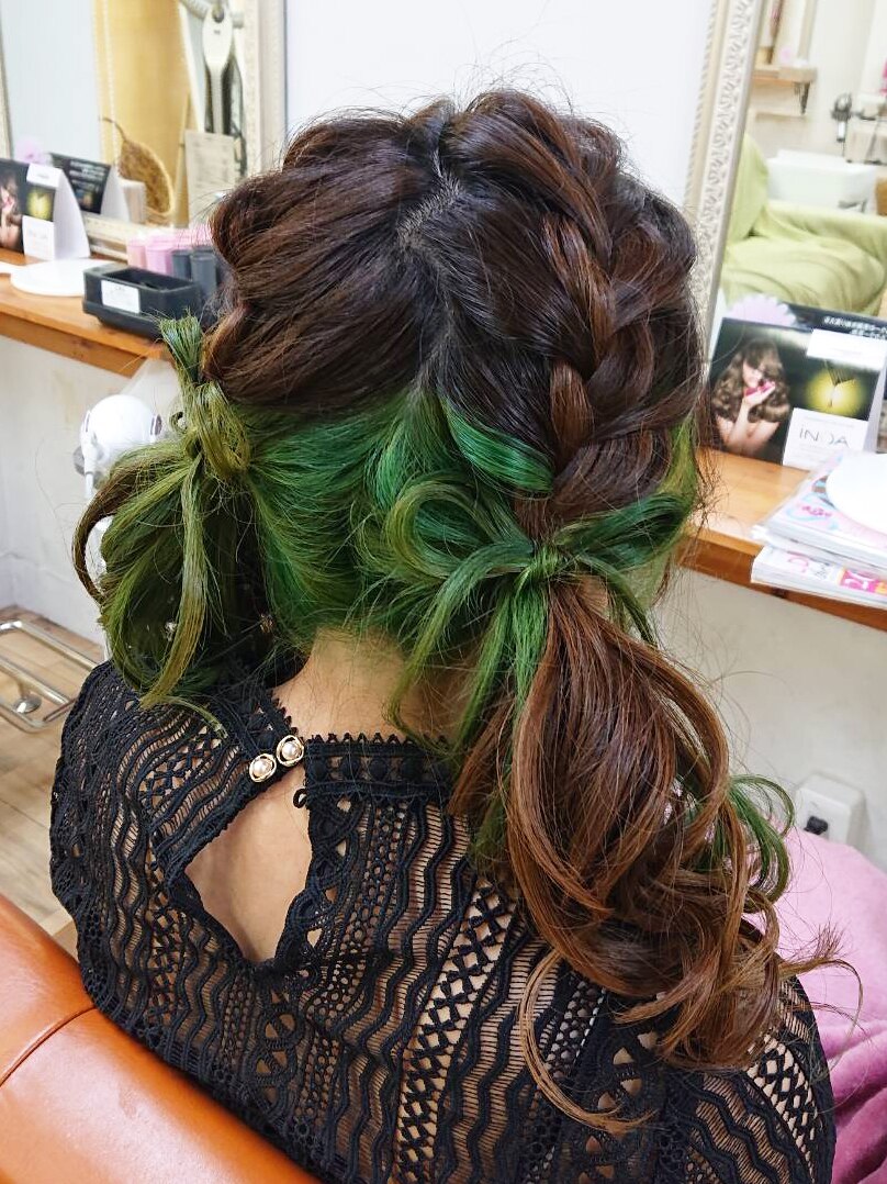 インナーカラー×編み込み紐リボンヘア：L060889805｜ヘアアンドメイク