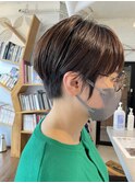 コンパクトなショートヘアスタイル