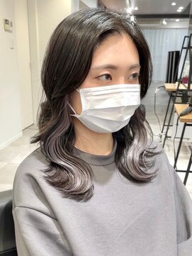 ツキ 横浜店(tuki) インナーカラーミルクティーベージュシルバーイヤリングカラー