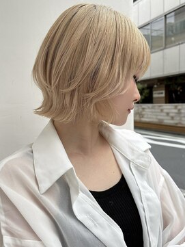 トルネード(TORNADO) ベージュボブ 外ハネ ミニボブ×ハイトーン レイヤーボブ A1107