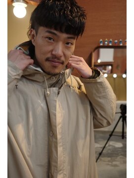 エディ(Edy) マッシュウルフ波巻きパーマスキンフェード刈り上げ眉毛カット