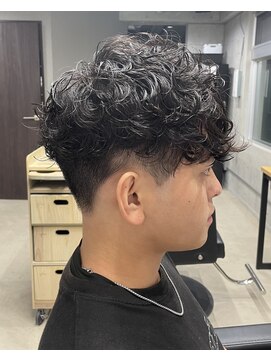 フイ 代々木(Hui) メンズ/アップバング/ツーブロックマッシュ/束感ショート波巻き