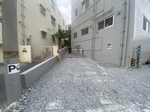 ナインズオキナワ(9’s okinawa)の雰囲気（駐車場マンションの下に１台停めれます。）
