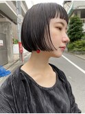 ショートバング、オン眉な切りっぱなしワンレンボブ。
