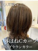20代外ハネCカーブレイヤーパーマうる艶カーキアッシュベージュ