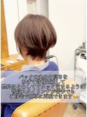 透明感ベージュの丸みショートヘア