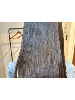 大人女性の髪に深いうる艶を与える特別ケア。質感改善を実感できる高級トリートメント。