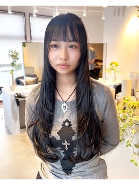 ジゼラ(GISELA) レイヤーカット ブルーブラック パッツン前髪 ハッシュカット